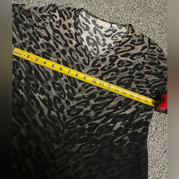 New Belle by Kim Gravel Leopard Print V-Neck Long Sleeve Top S - Picture 9 of 15